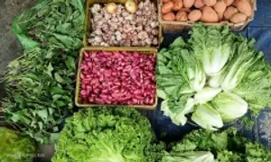 Giá rau củ leo thang sau bão Kalmaegi